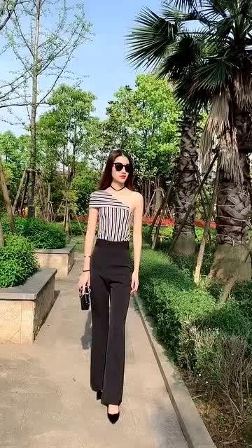 欧美超模平时走路视频,每一步都散发着时尚魅力