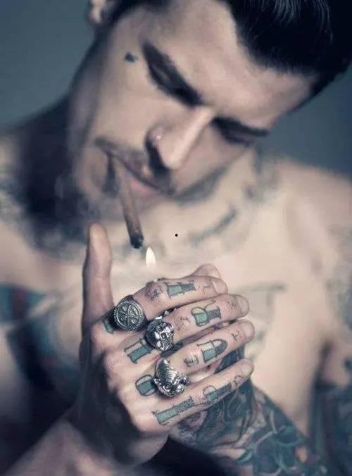 欧美纹身搞笑视频大全男,男生纹身界的欢乐盛宴