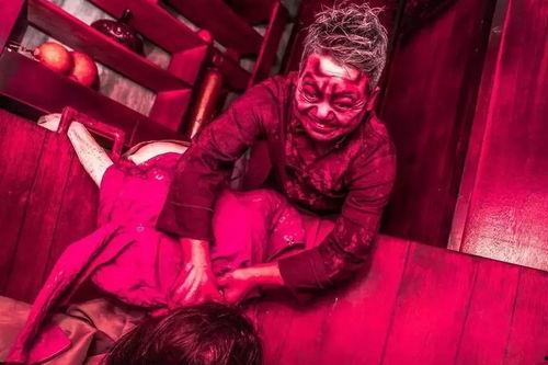 欧美女吞剑魔术视频,惊险瞬间！揭秘欧美女吞剑魔术背后的惊人技巧