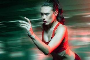 欧美女吞剑魔术视频,惊险瞬间！揭秘欧美女吞剑魔术背后的惊人技巧