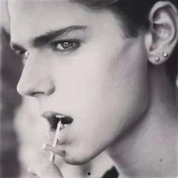 欧美裸妆模特视频帅哥,帅气帅哥的时尚演绎