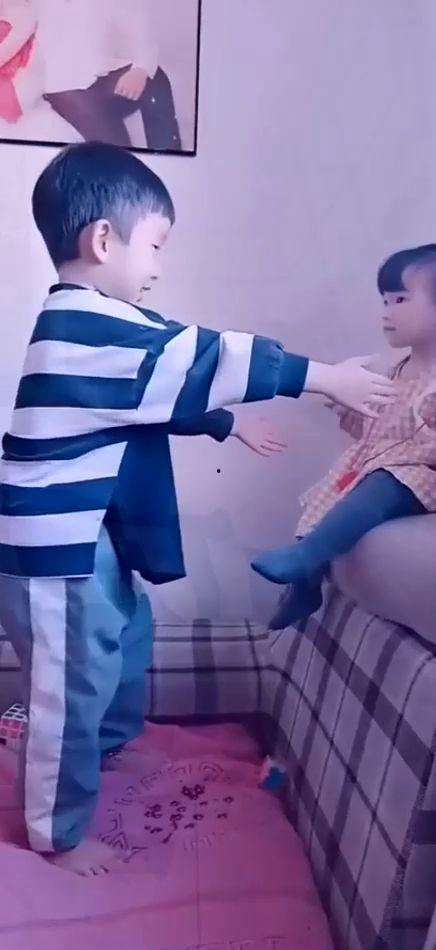 欧美搞笑视频二胎,二胎来袭，笑料百出！