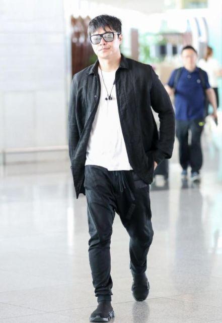 欧美硬汉穿黑色衬衫视频,黑色衬衫下的阳刚魅力