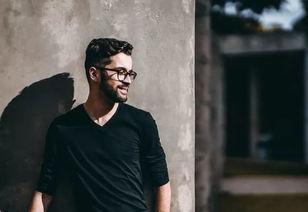 欧美硬汉穿黑色衬衫视频,黑色衬衫下的阳刚魅力