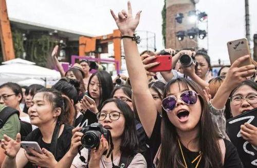 欧美偶像追星现场视频,粉丝热情高涨，疯狂应援