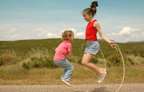 欧美小孩锻炼氛围视频,从小培养健康体魄的日常风采