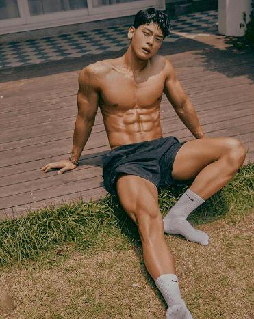 欧美肌肉型男上街视频,欧美肌肉型男展现健硕身材